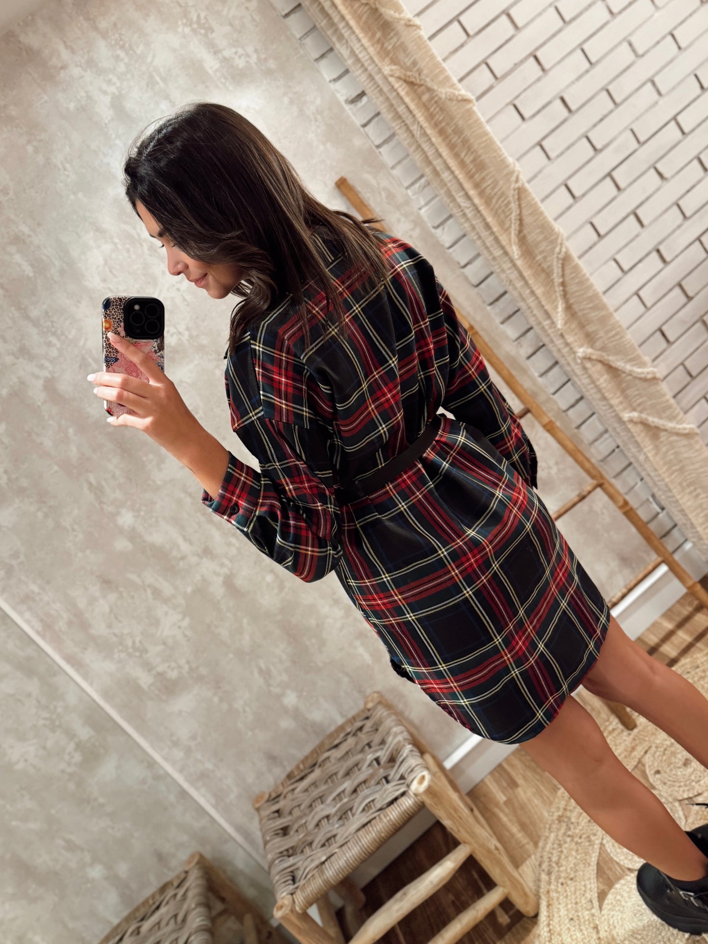 Vestido camiseiro com padrão tartan e cinto