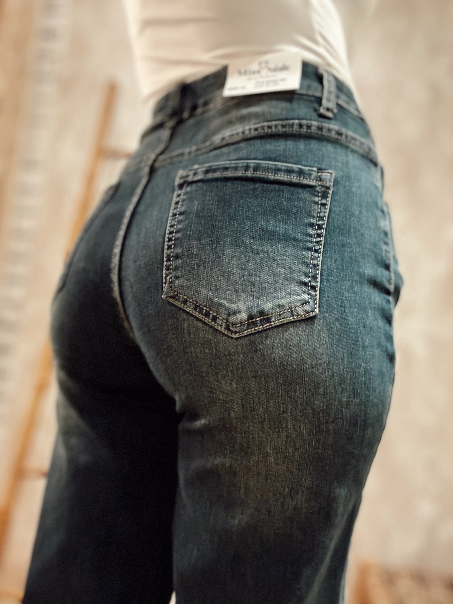 Jeans de corte clássico c/lavagem escura gasta