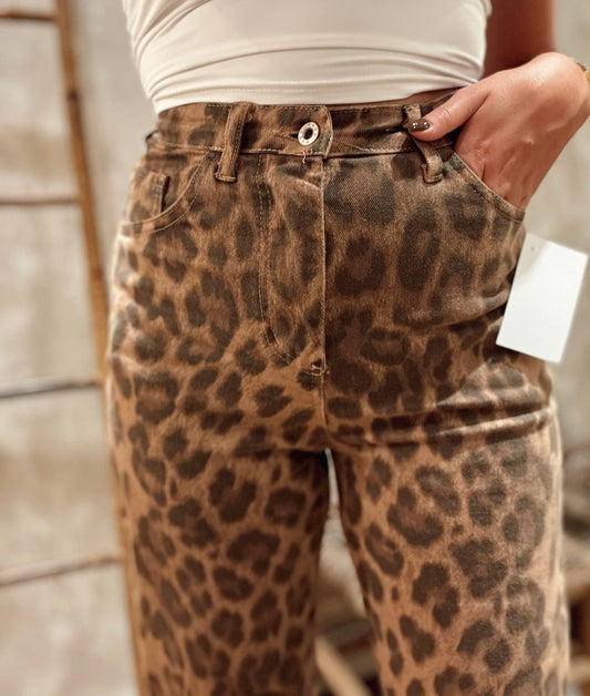 Calças de ganga com padrão leopardo, modelo MomFit