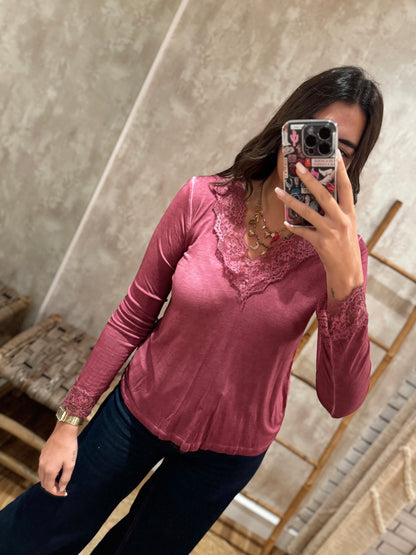 Blusa básica de algodão c/ renda no decote e nos punhos