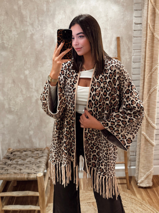 Casaco estampado animal print com franjas